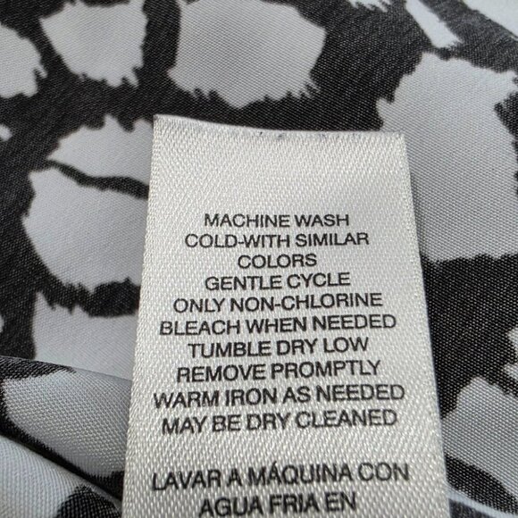 Chicos Size 3 XL Black & White Abstract Animal Print Blouse 100% Polyester - Picture 5 of 8